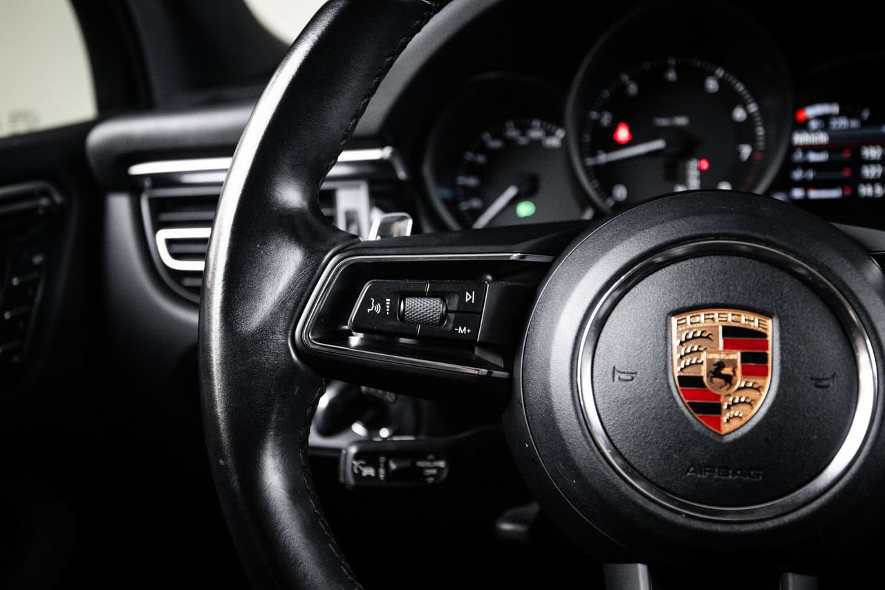 Certified 2023 Porsche Macan AWD/4WD image 17