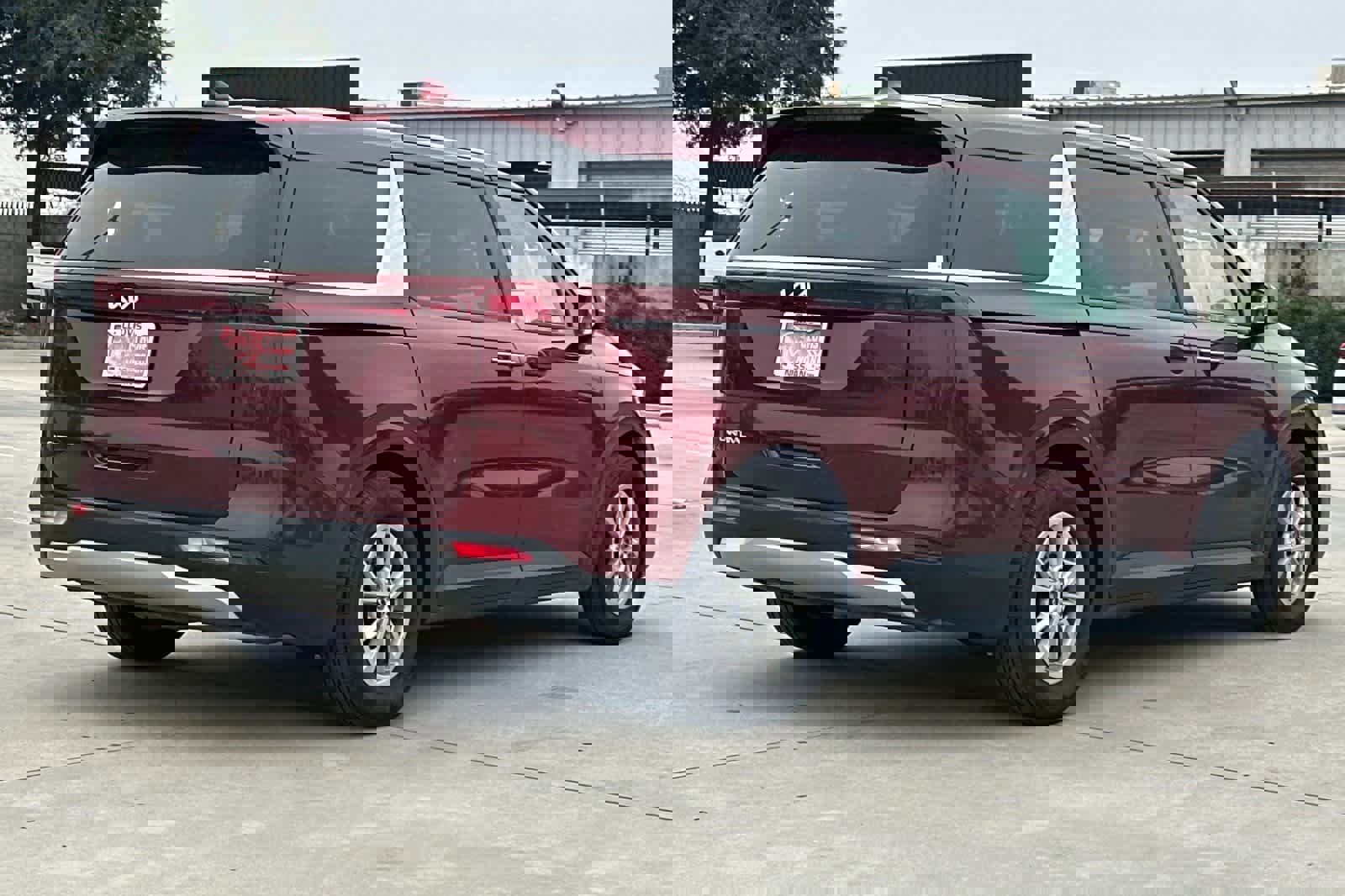 Used 2024 Kia Carnival LX image 3