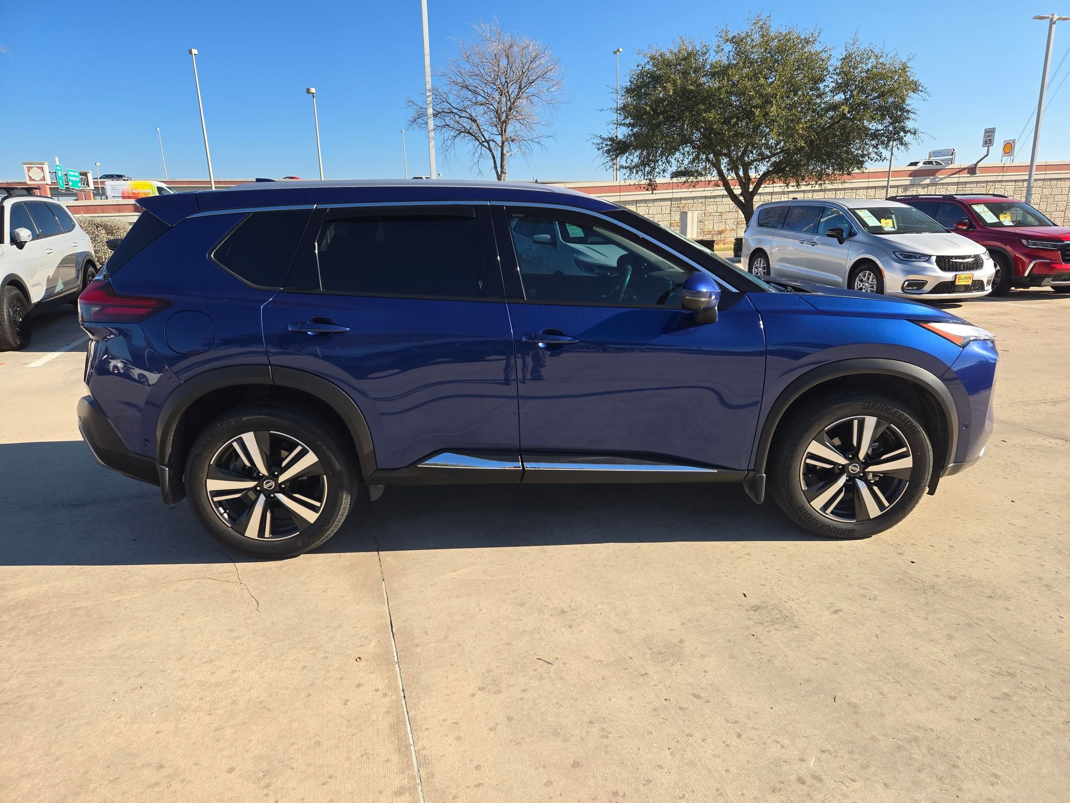 Used 2021 Nissan Rogue Platinum image 2
