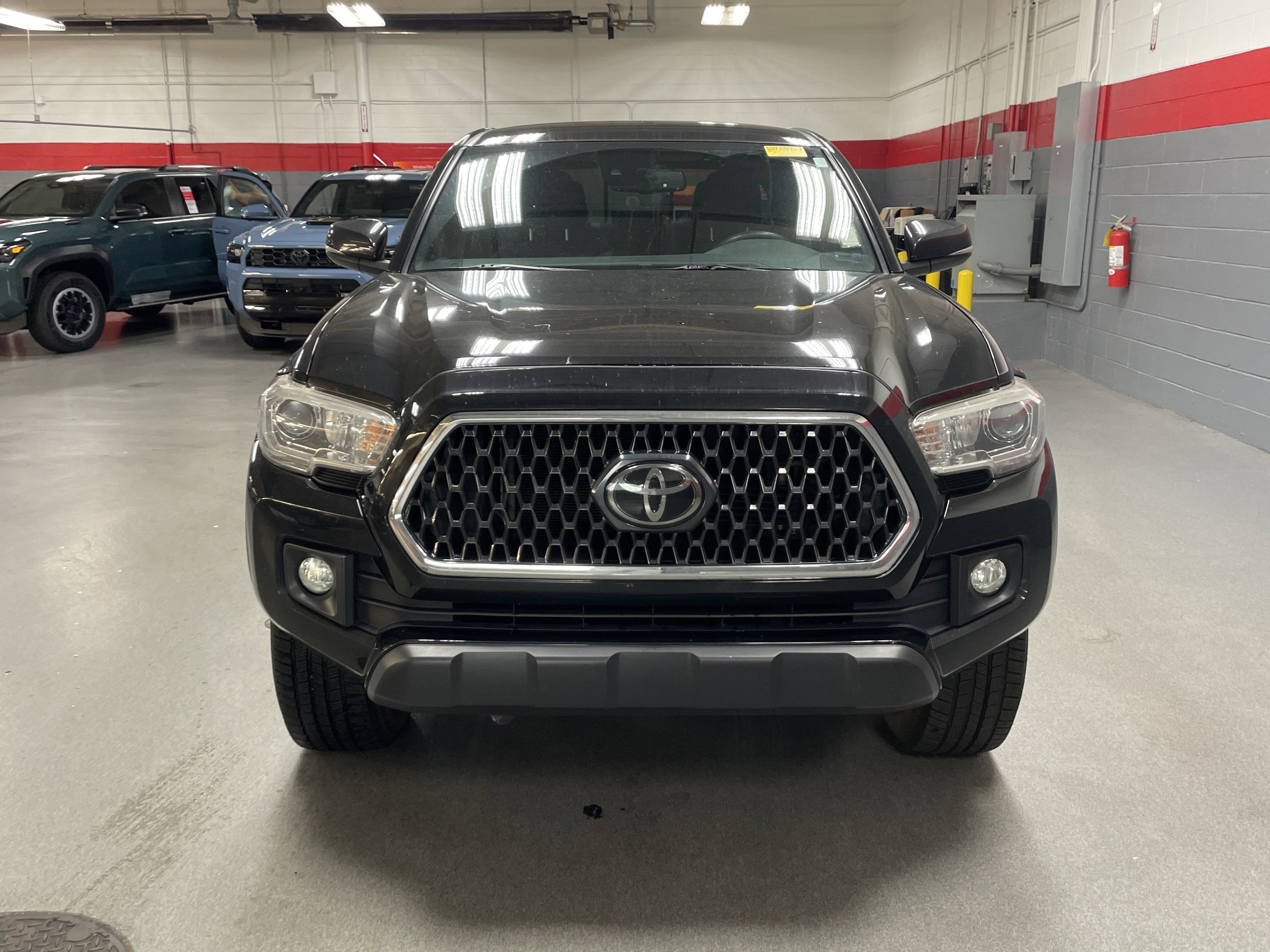 Used 2019 Toyota Tacoma TRD Off-Road AWD/4WD image 3