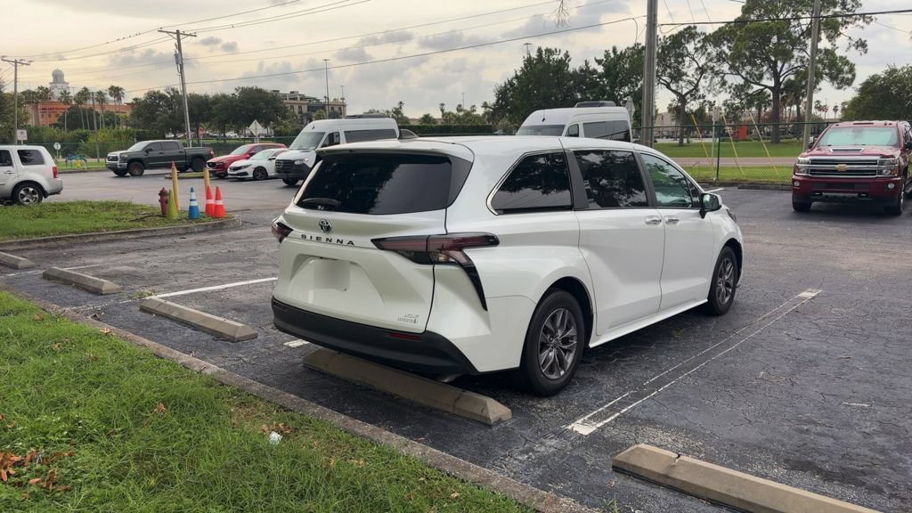 Used 2024 Toyota Sienna XLE FWD image 9