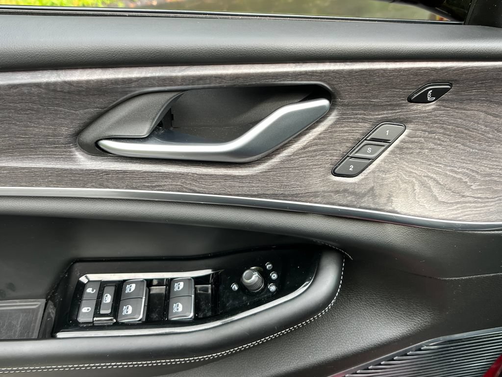 Used 2023 Jeep Grand Cherokee Overland w/ Luxury Tech Group IV AWD/4WD image 12