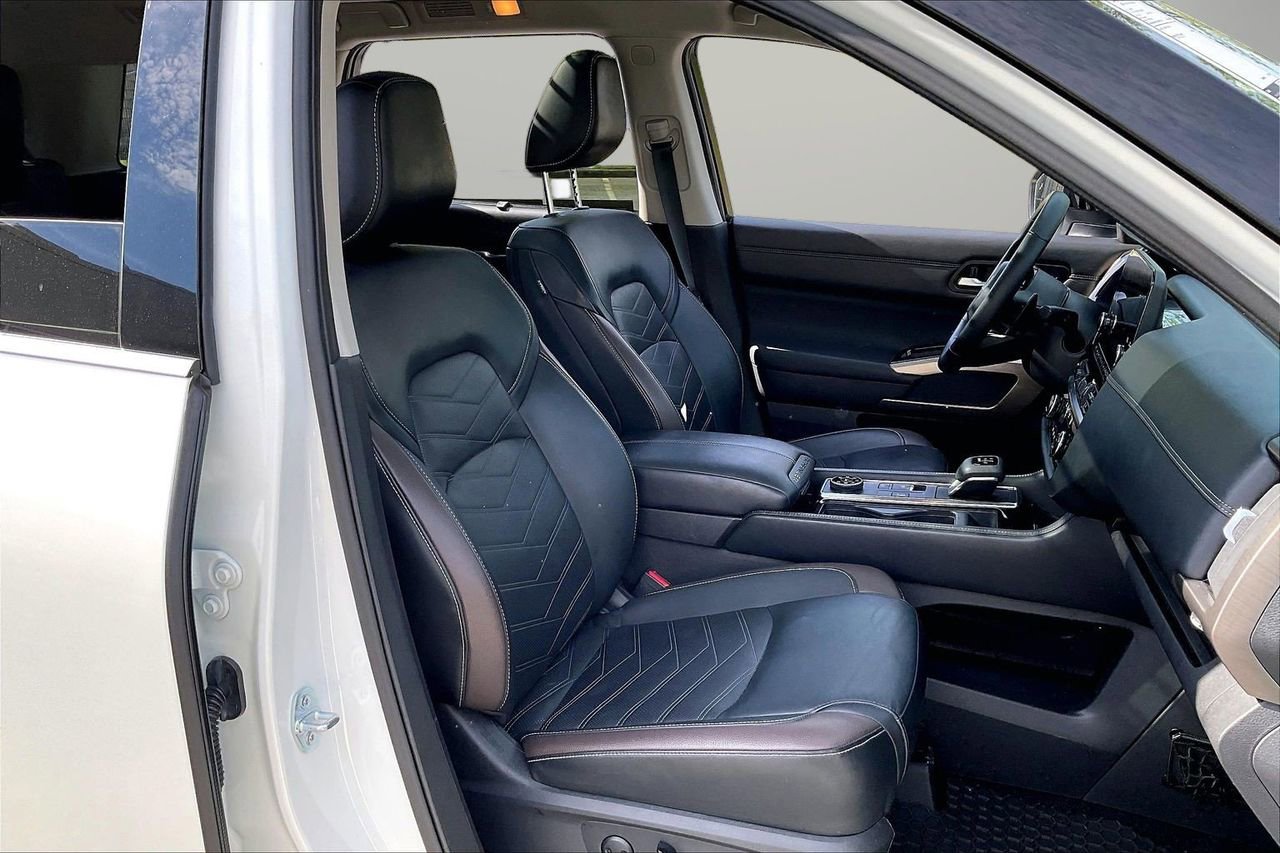 Used 2023 Nissan Pathfinder Platinum image 25