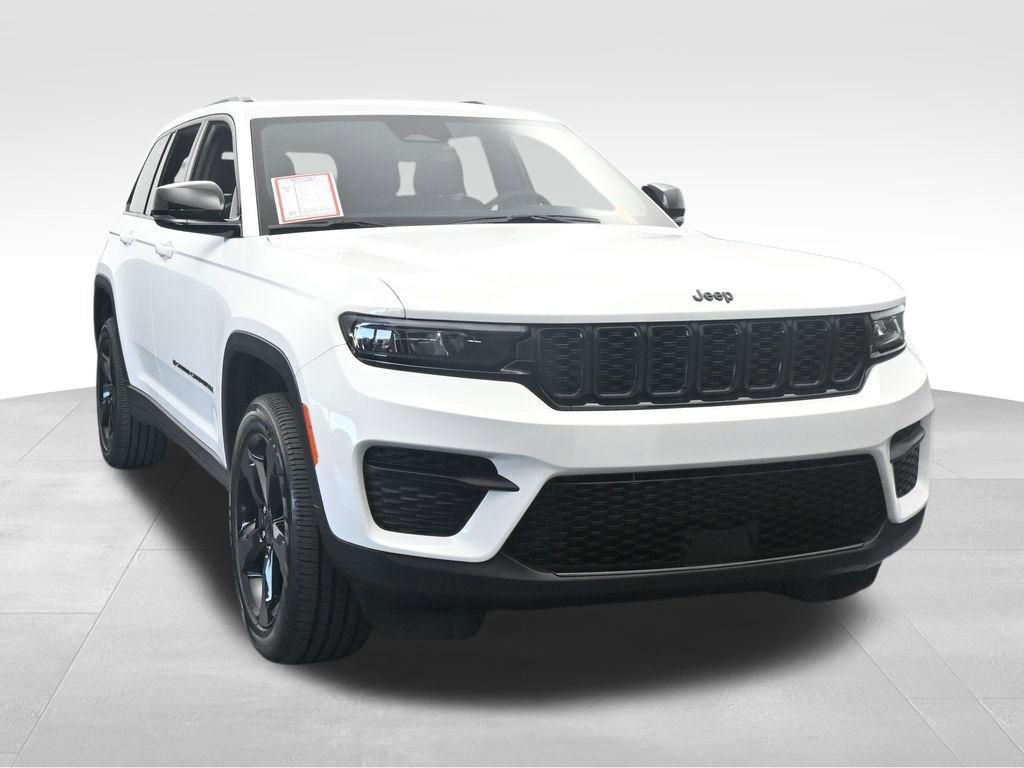 Used 2025 Jeep Grand Cherokee Altitude image 9