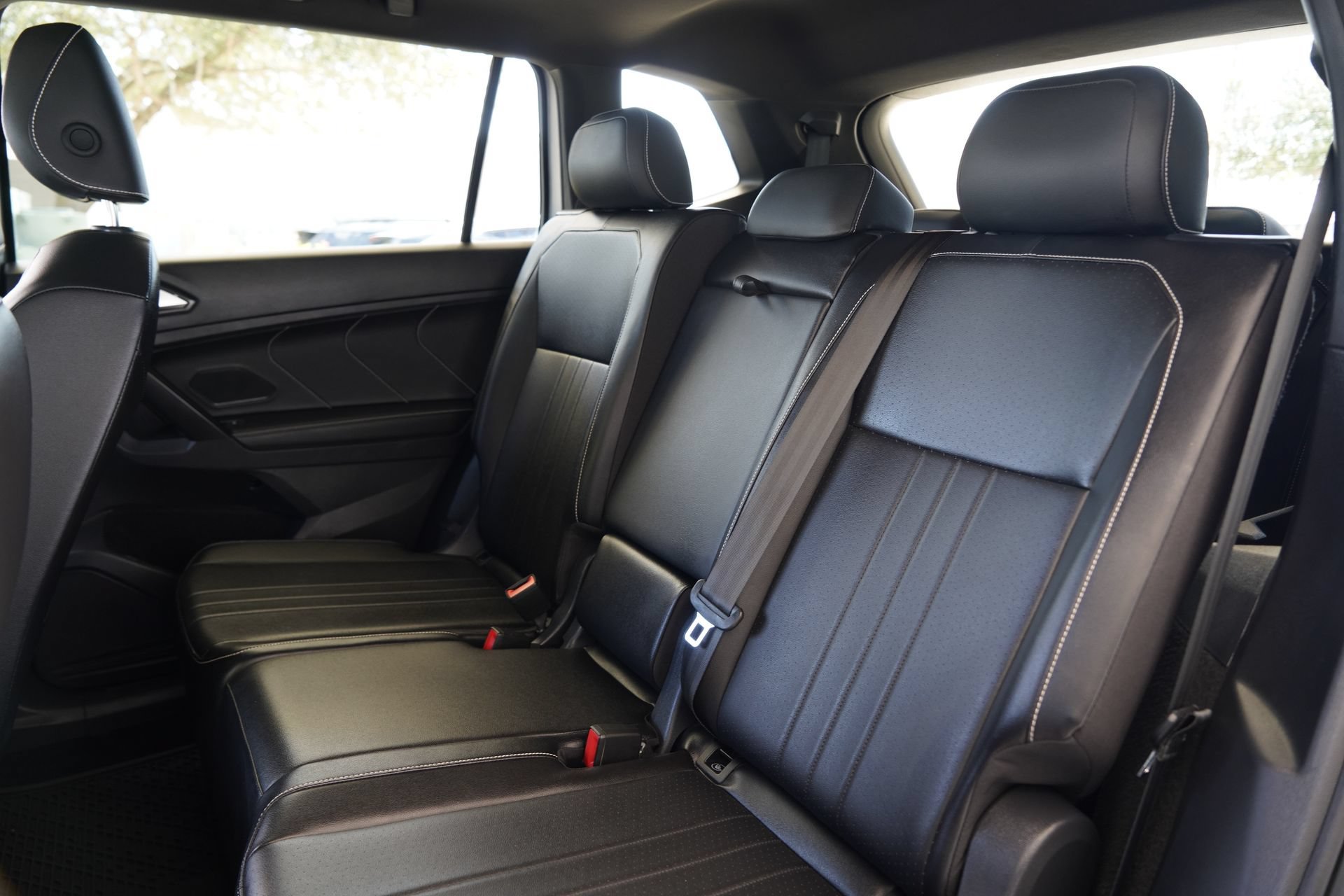Certified 2024 Volkswagen Tiguan SE R-Line FWD image 30