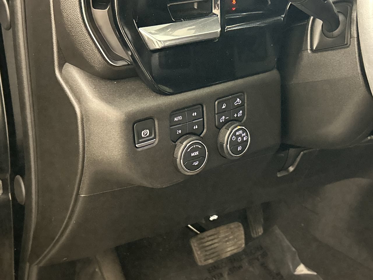 Used 2025 Chevrolet Silverado 3500 LTZ w/ LTZ Convenience Package AWD/4WD image 13