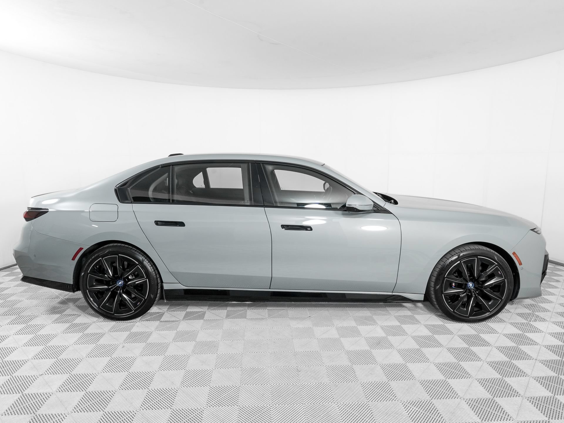Used 2023 BMW i7 xDrive60 AWD/4WD image 4