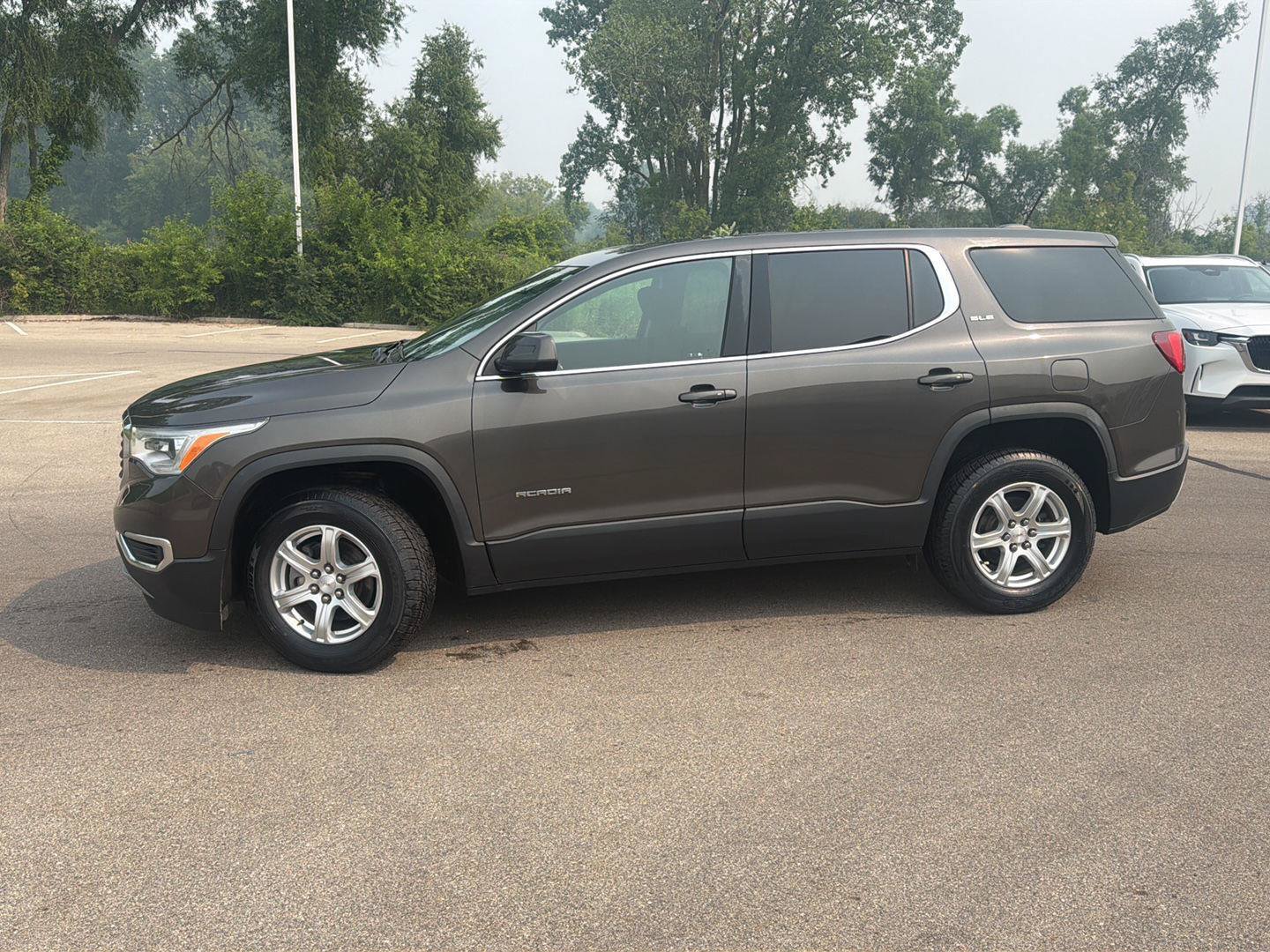 Used 2019 GMC Acadia SLE AWD/4WD image 2