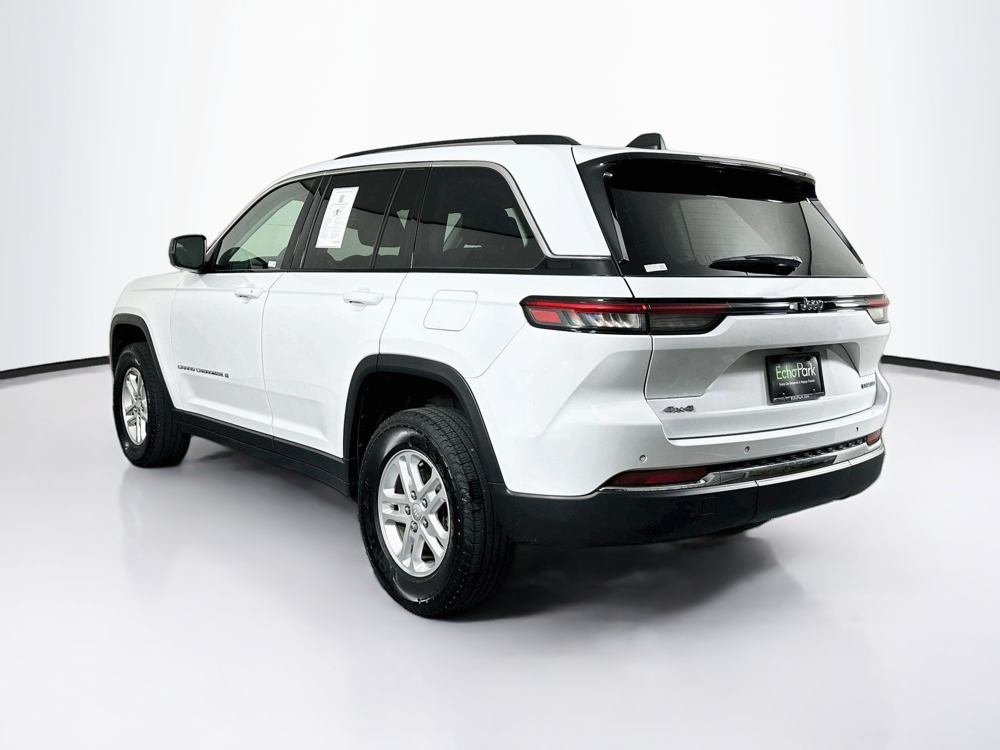 Used 2023 Jeep Grand Cherokee Laredo w/ Luxury Tech Group I AWD/4WD image 5