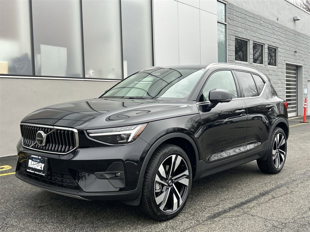 New 2025 Volvo XC40 B5 Ultra w/ Climate Package