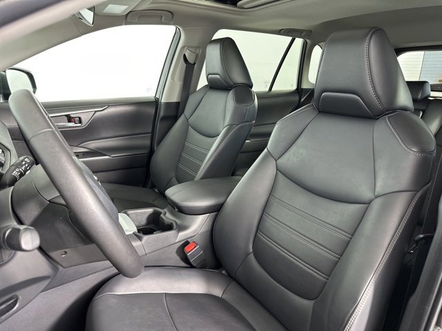 Used 2022 Toyota RAV4 XLE Premium image 13