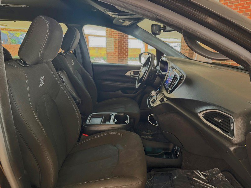 Used 2020 Chrysler Pacifica Touring w/ S Appearance Package FWD image 21