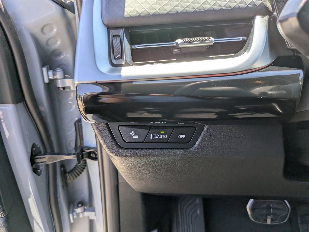 Used 2025 BMW X2 xDrive28i w/ M Sport Package AWD/4WD image 27