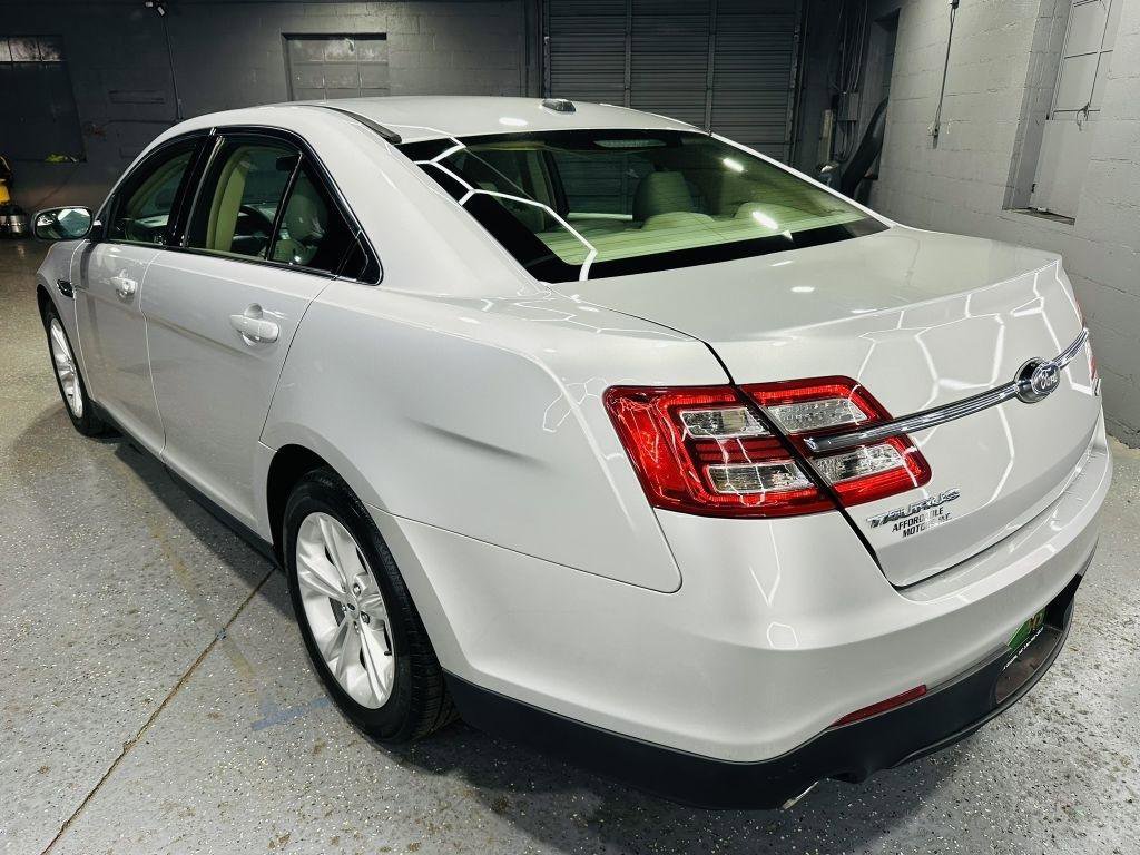 Used 2017 Ford Taurus SE FWD image 3