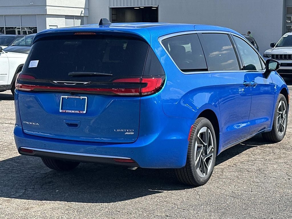 New 2027 Chrysler Pacifica Limited AWD/4WD image 3