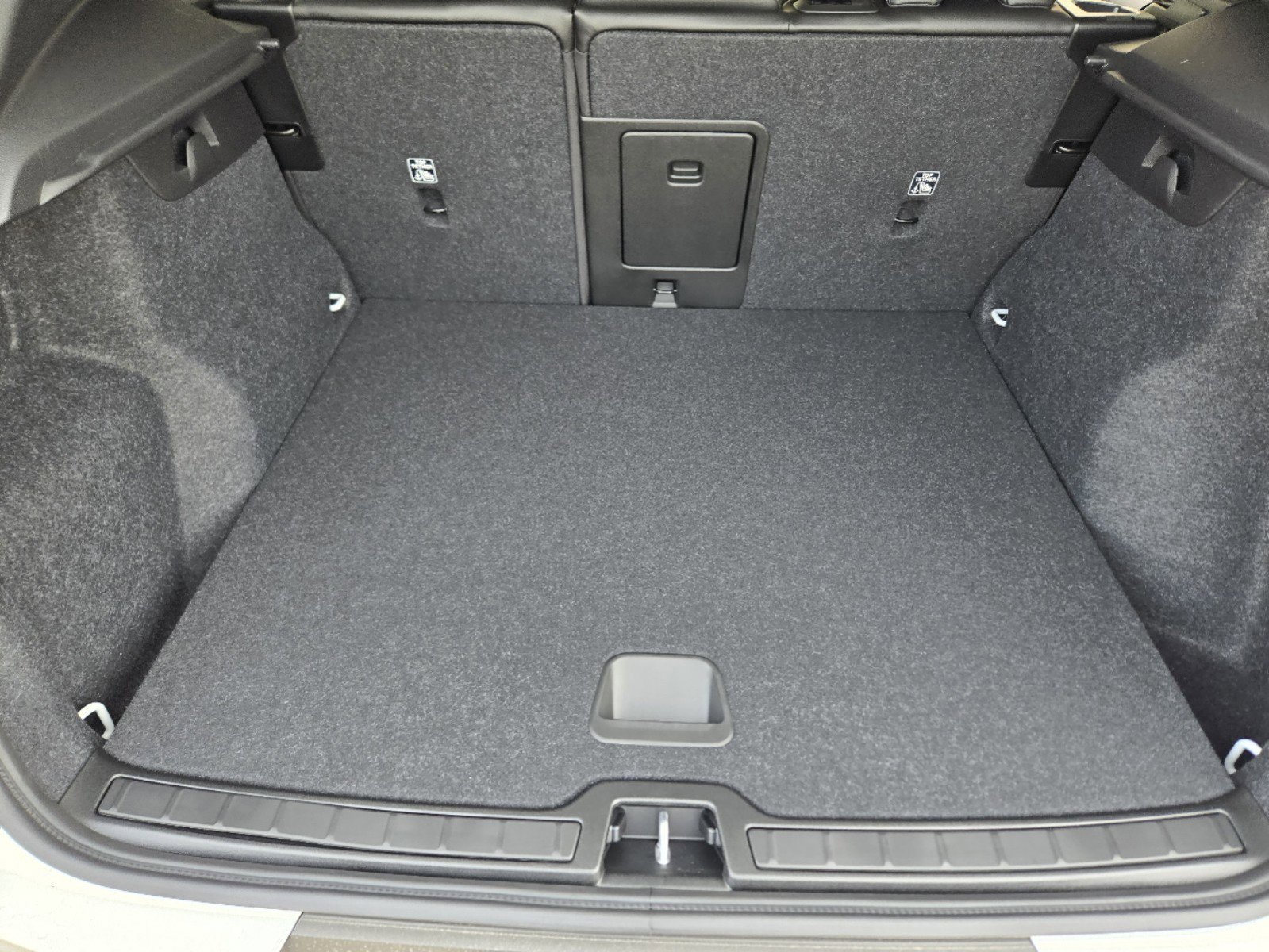 New 2025 Volvo XC40 B5 Core w/ Protection Package Premier image 35