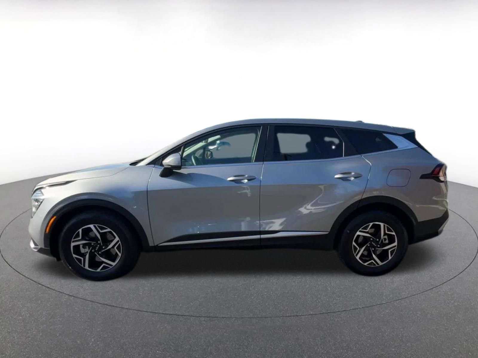 Used 2025 Kia Sportage LX image 9