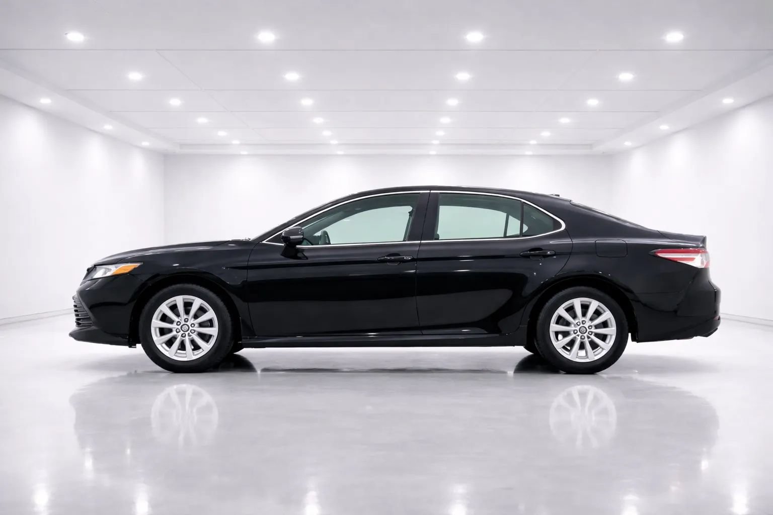 Used 2019 Toyota Camry LE FWD image 2
