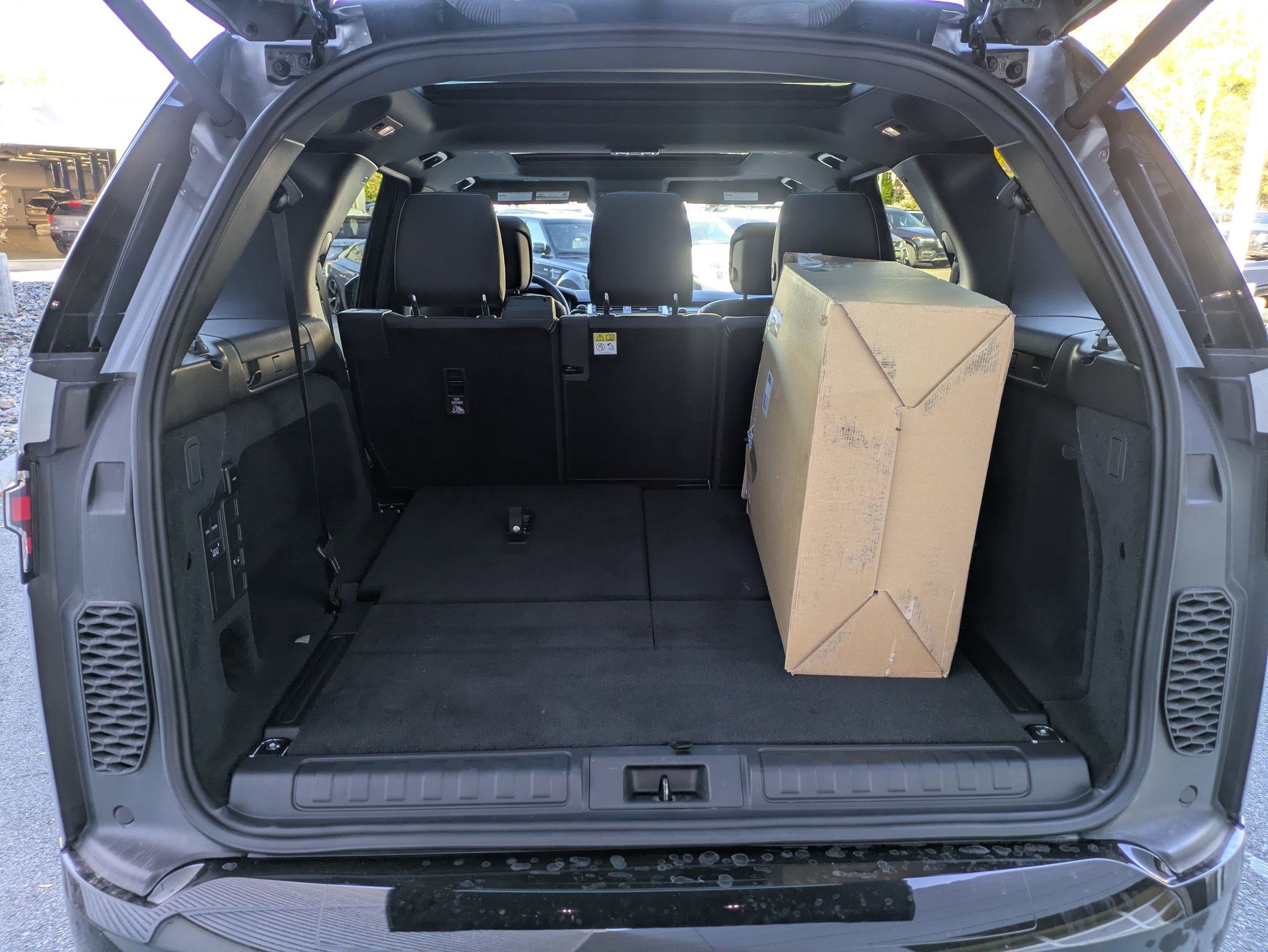 Used 2024 Land Rover Discovery Dynamic SE image 31