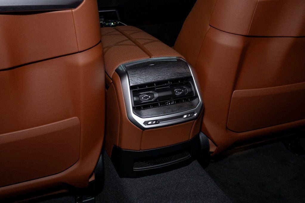 Used 2025 BMW i7 eDrive50 w/ Premium Package RWD image 38