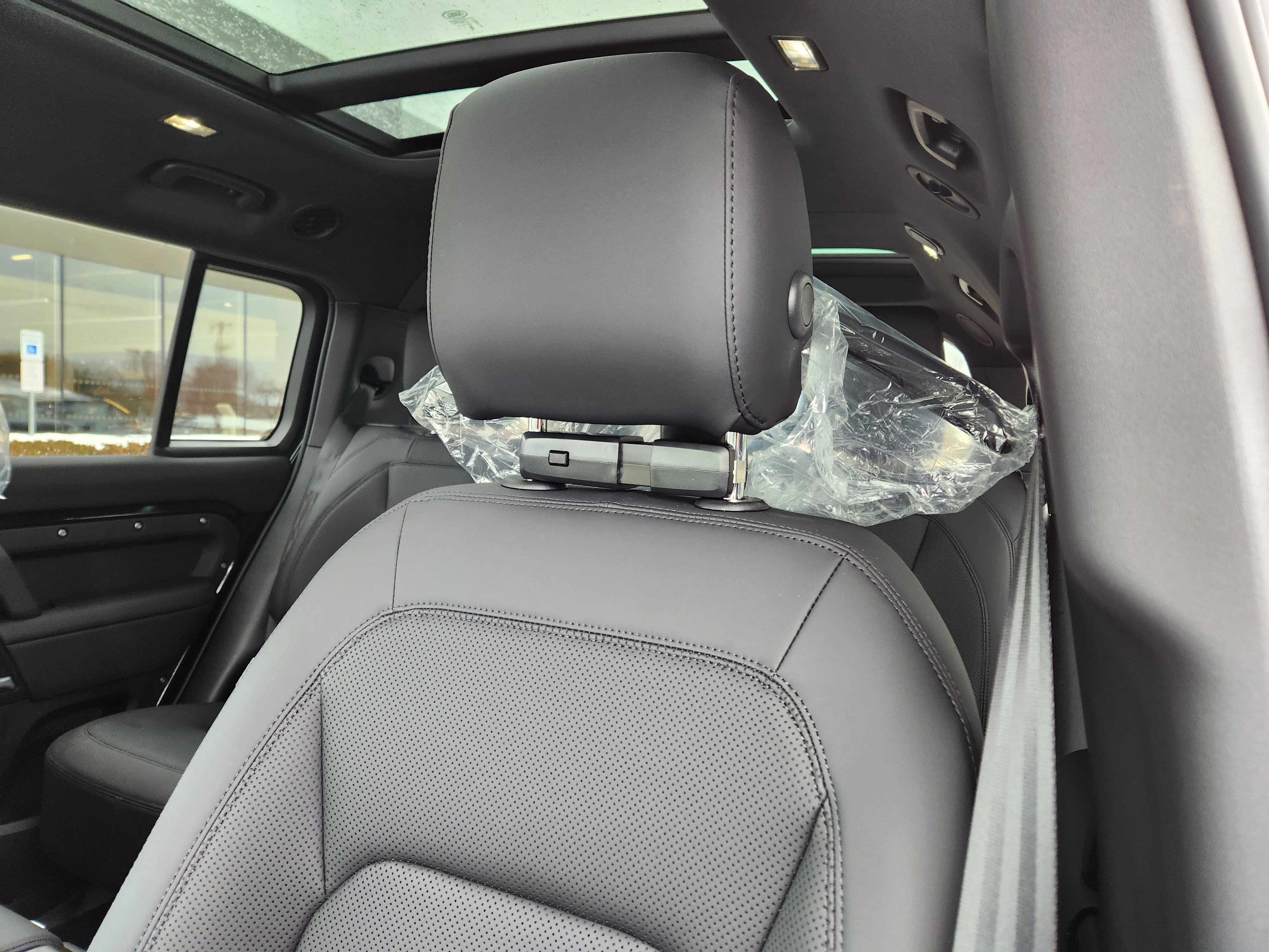 New 2026 Land Rover Defender 130 X-Dynamic SE image 9