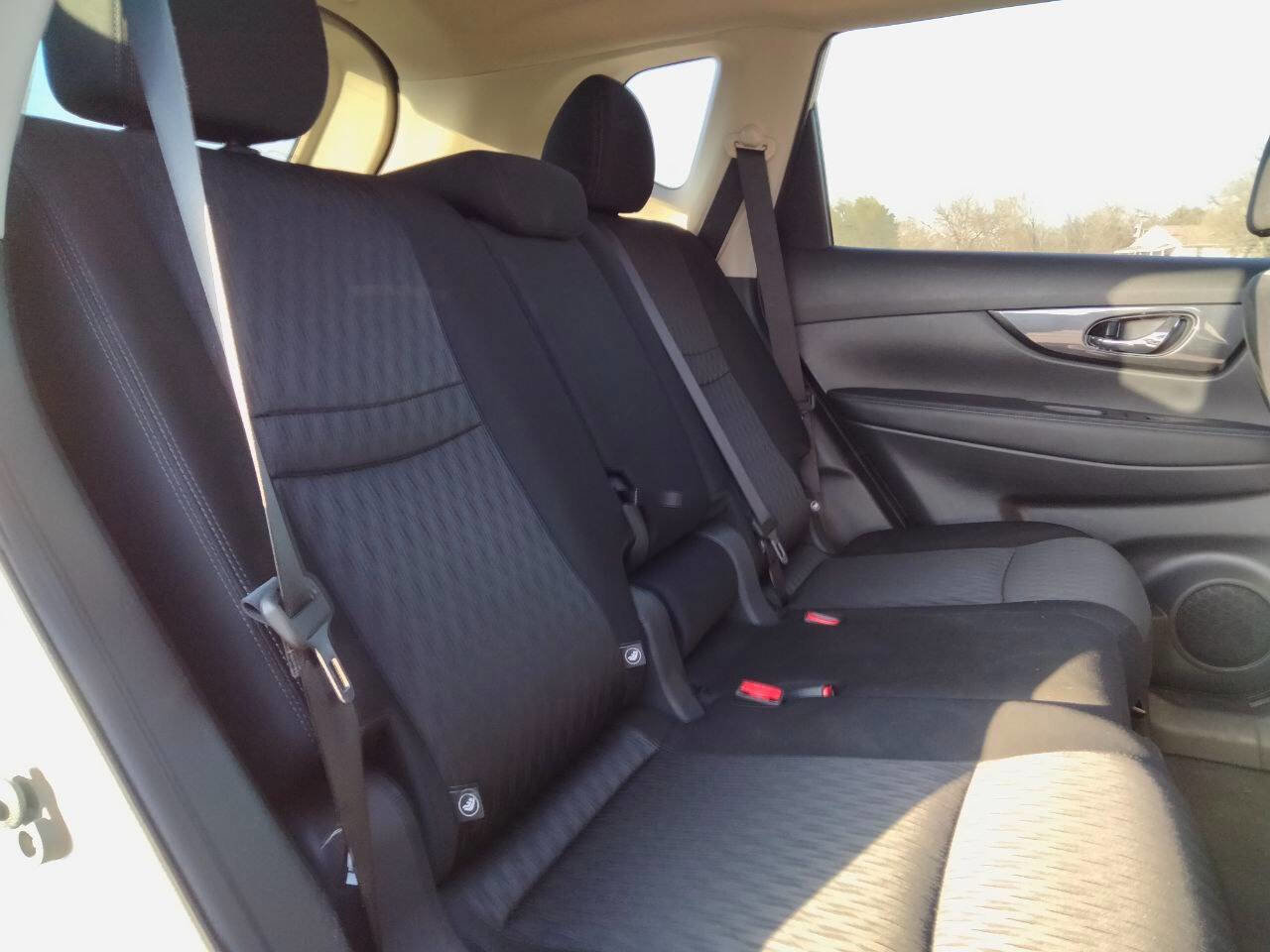 Used 2018 Nissan Rogue SV image 23