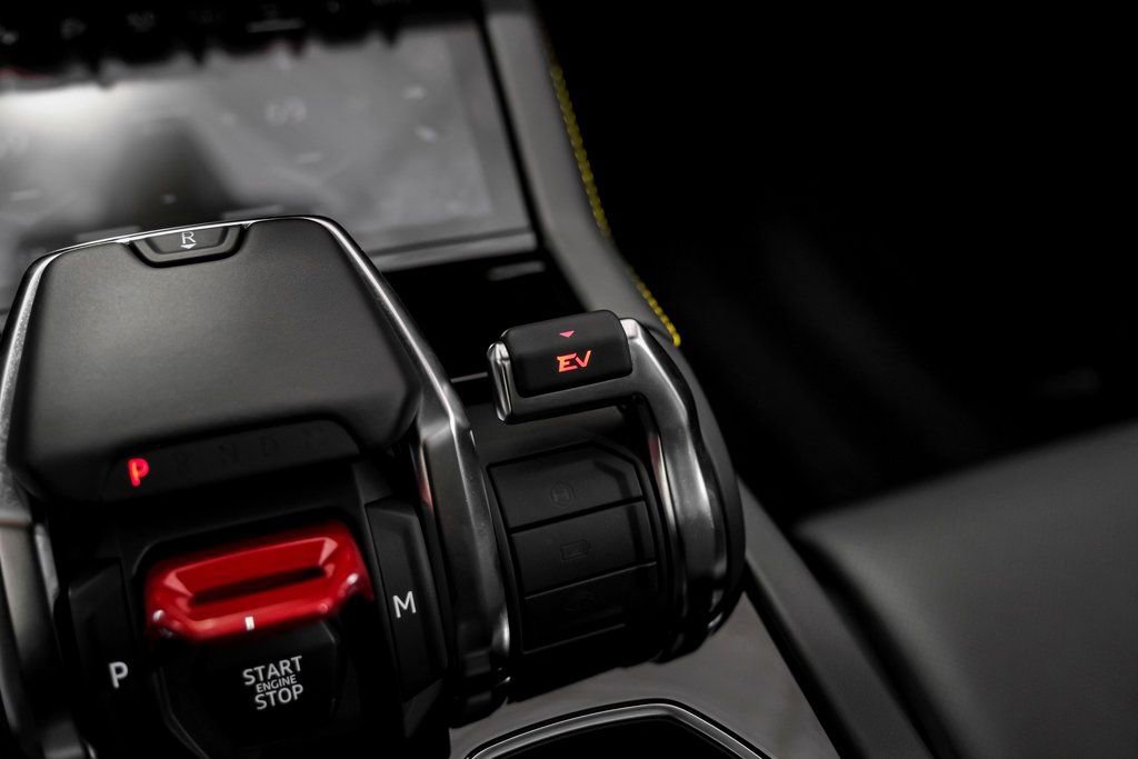 Used 2025 Lamborghini Urus SE image 24