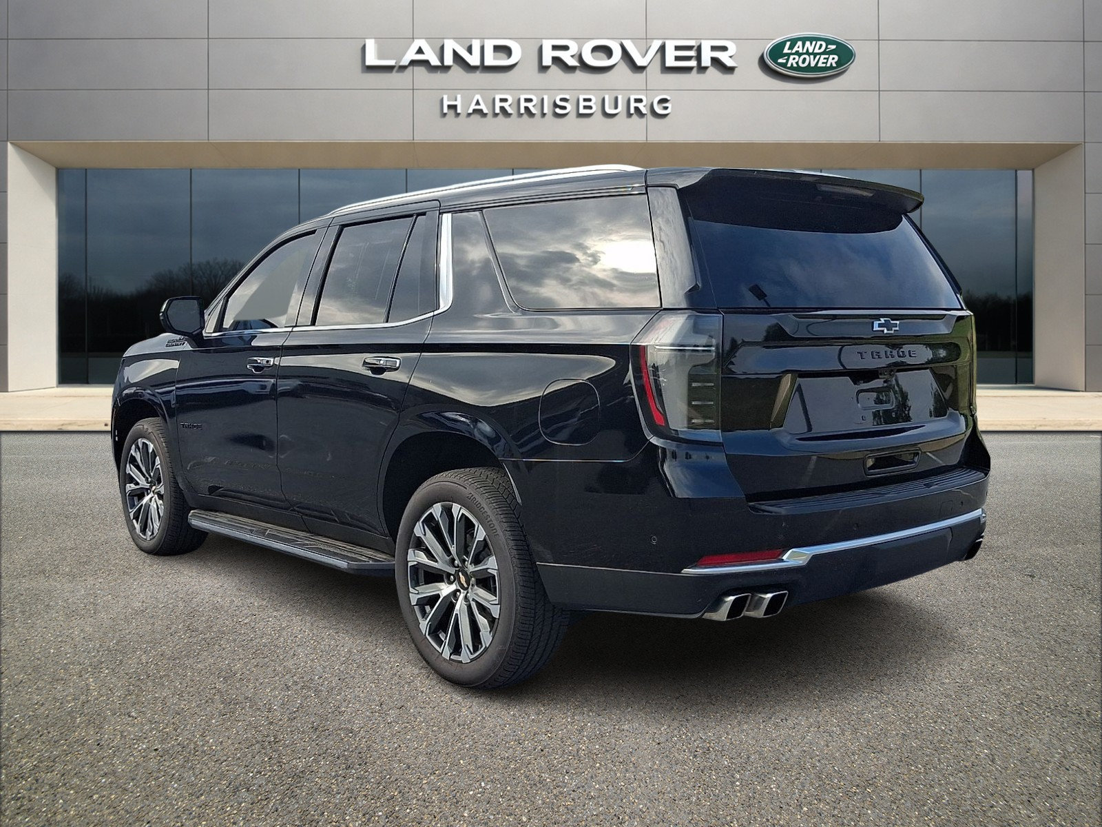 Used 2025 Chevrolet Tahoe High Country AWD/4WD image 3