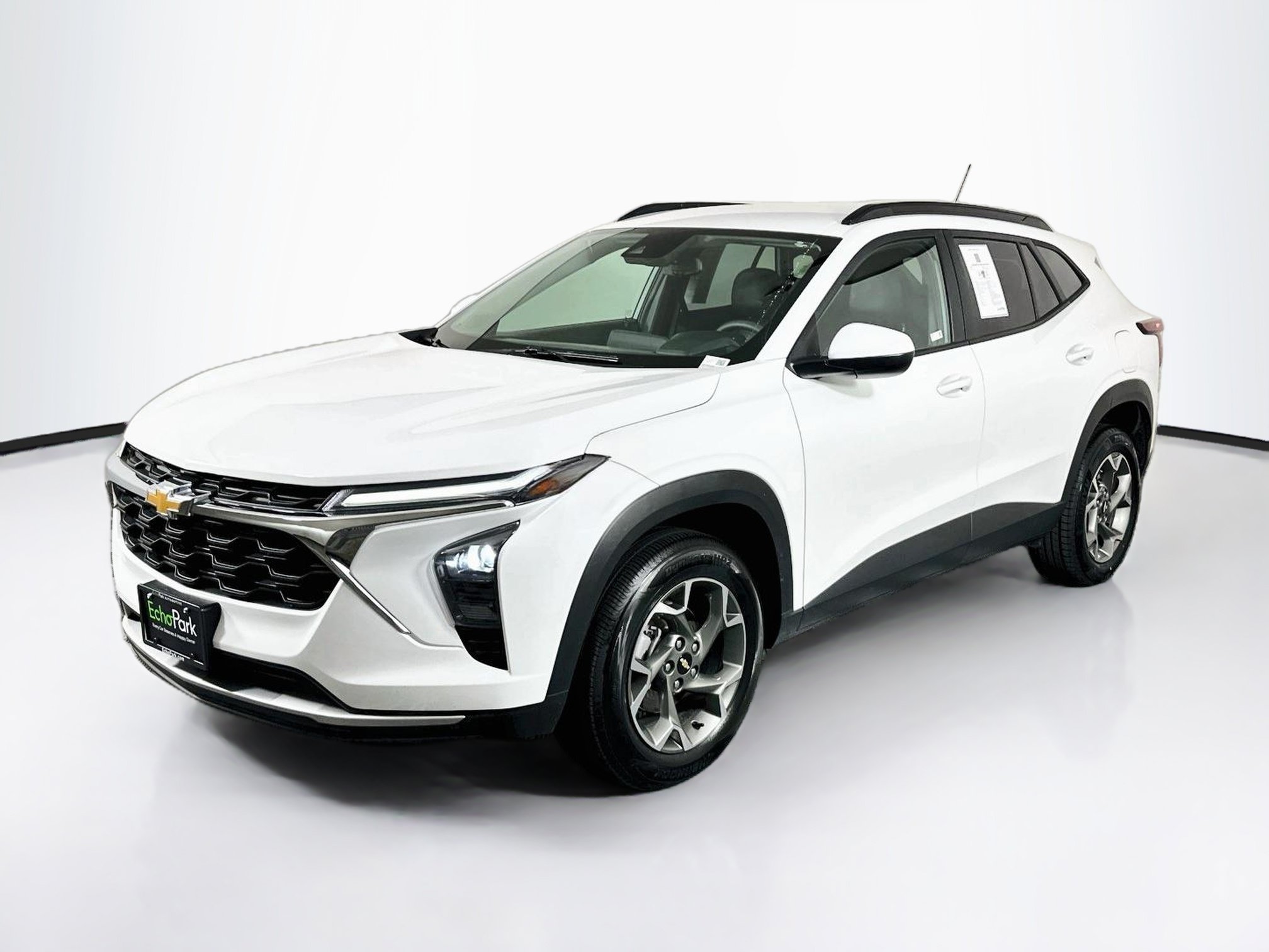 Used 2025 Chevrolet Trax LT FWD image 3