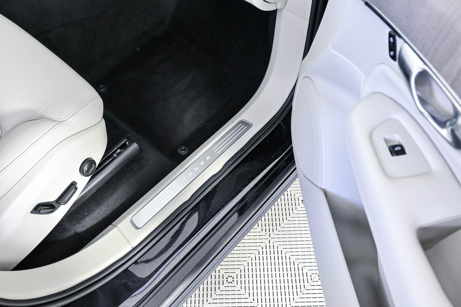 Certified 2023 Volvo XC90 B6 Plus AWD/4WD image 24