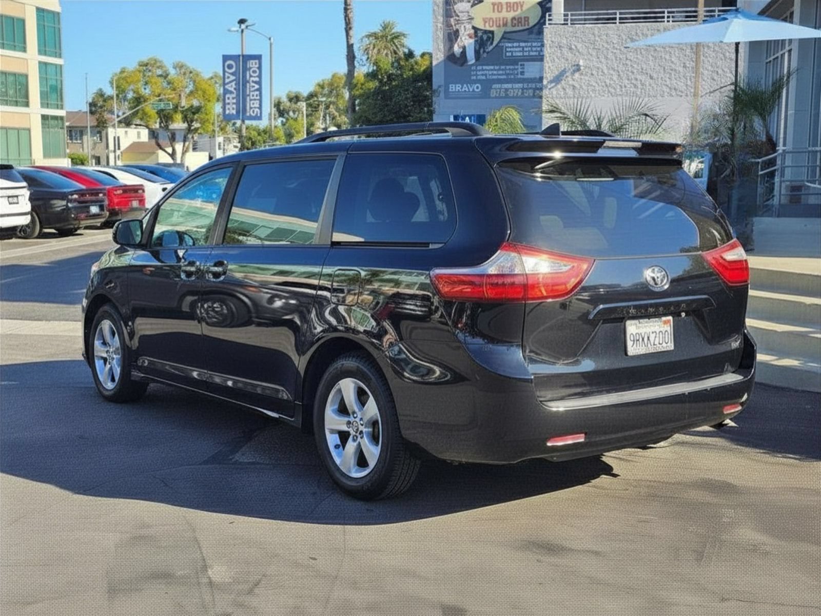 Used 2018 Toyota Sienna LE w/ Carpet Mat Package FWD image 6