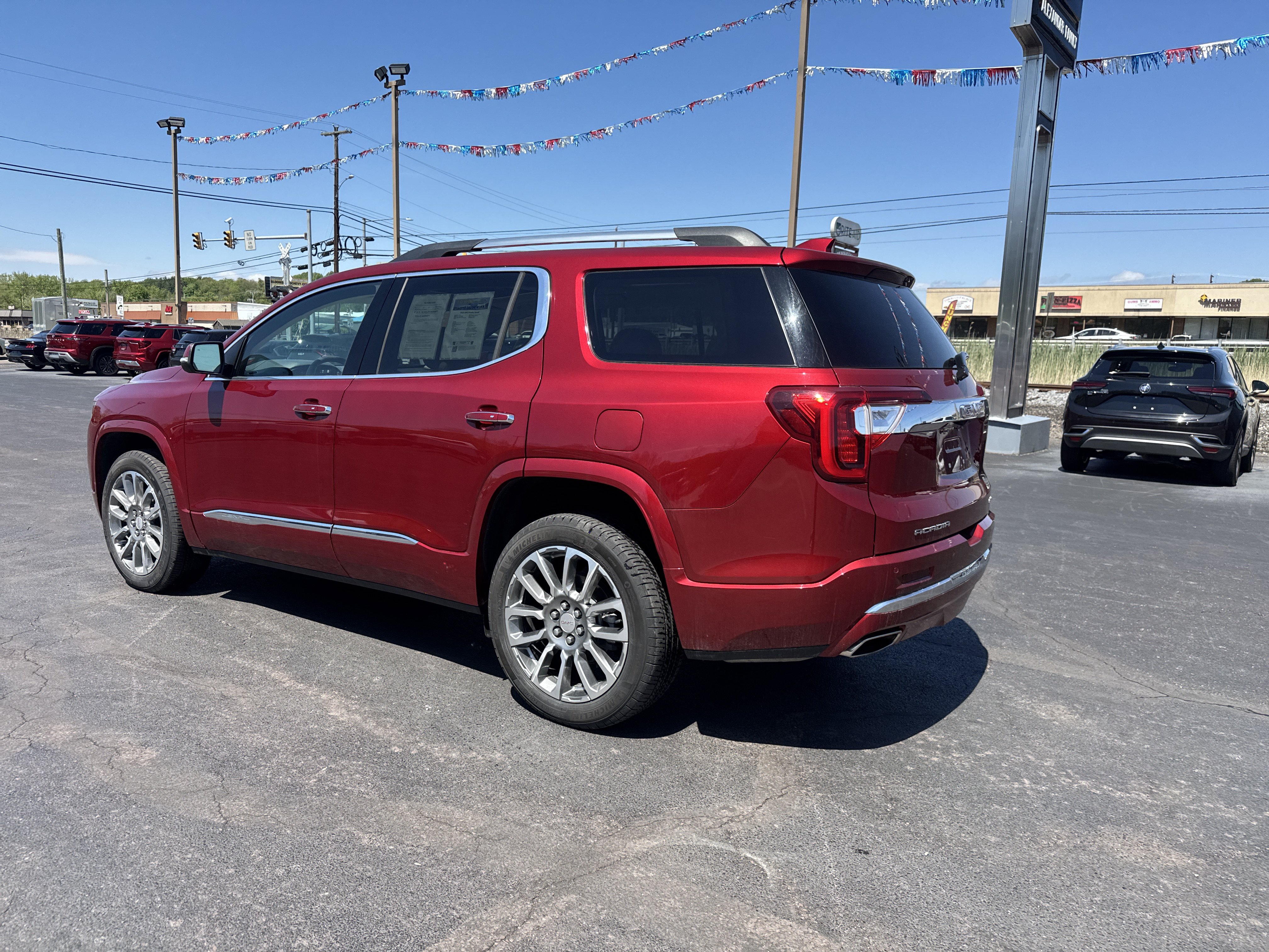 Used 2023 GMC Acadia Denali w/ Denali Ultimate Package AWD/4WD image 9