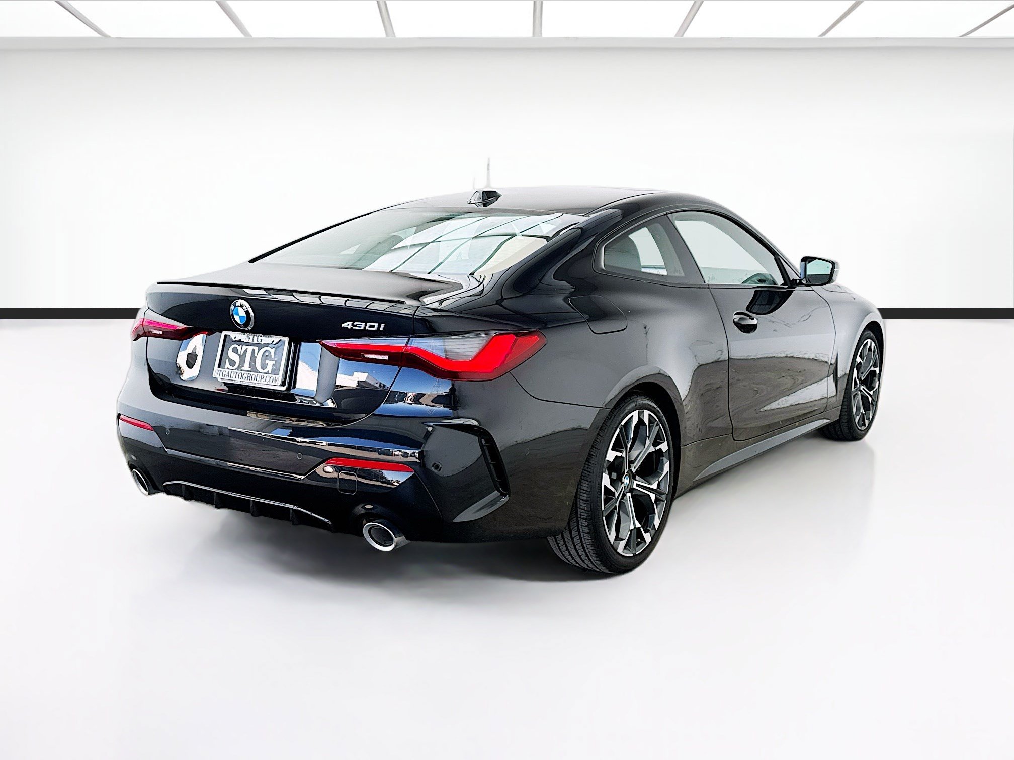 Used 2025 BMW 430i Coupe w/ M Sport Package RWD image 4