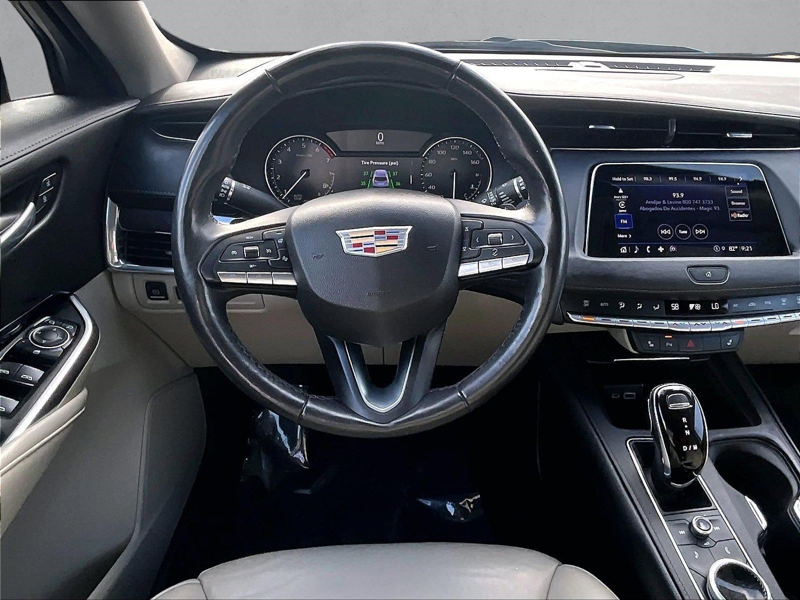 Used 2023 Cadillac XT4 Luxury w/ Cold Weather Package FWD image 7