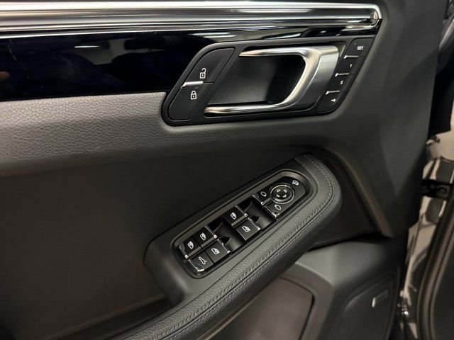 Certified 2025 Porsche Macan AWD/4WD image 33