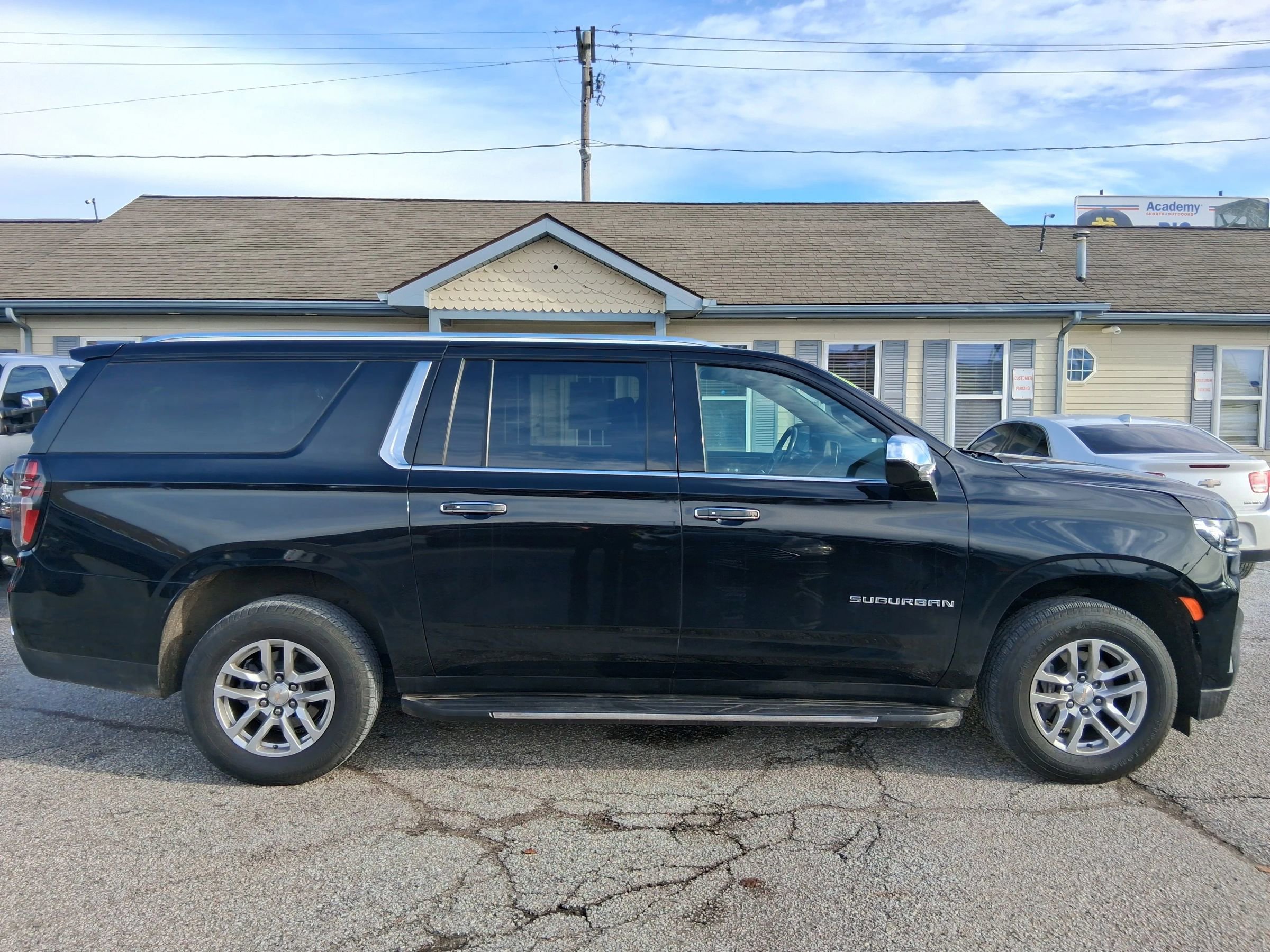 Used 2021 Chevrolet Suburban LT AWD/4WD image 8