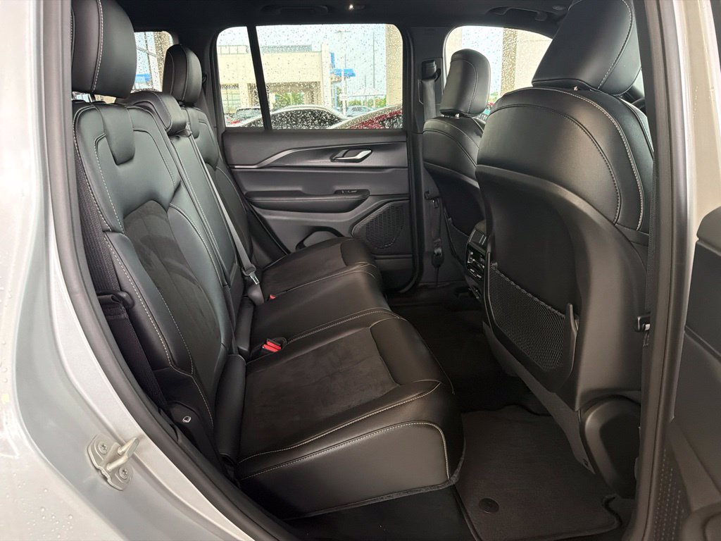 Used 2024 Jeep Grand Cherokee Altitude AWD/4WD image 23