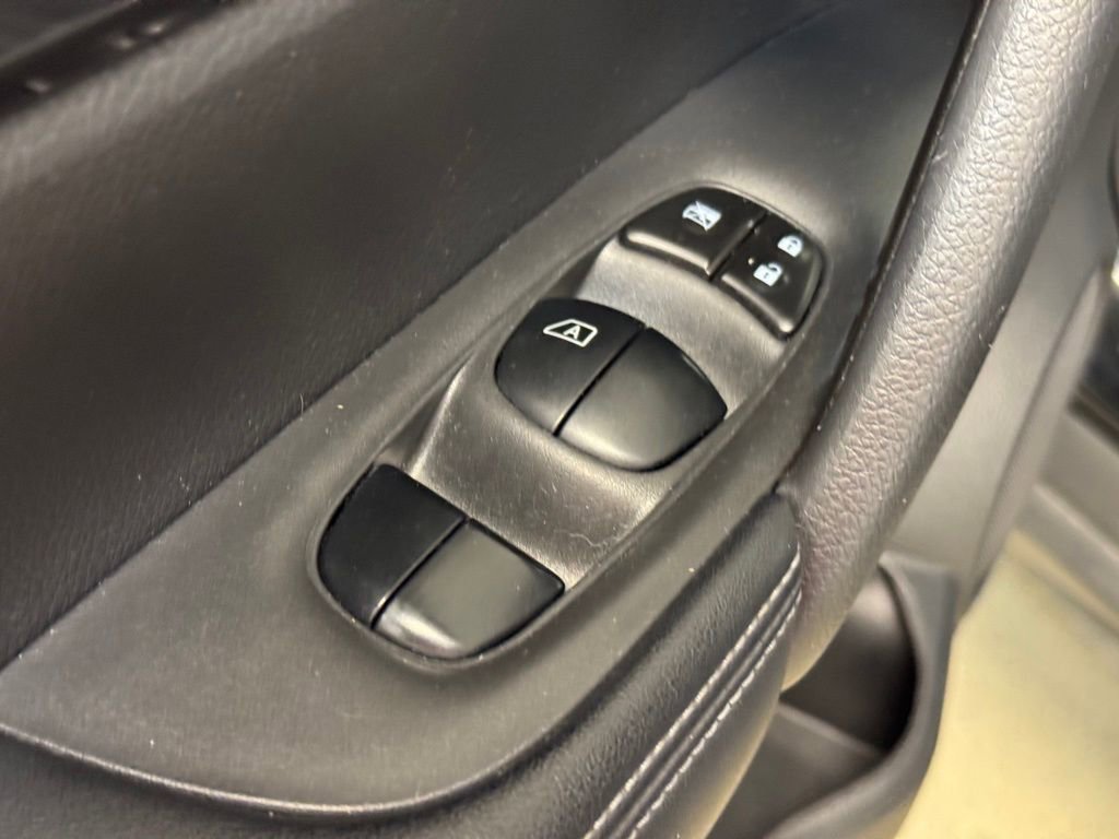 Used 2020 Nissan Rogue SV image 10