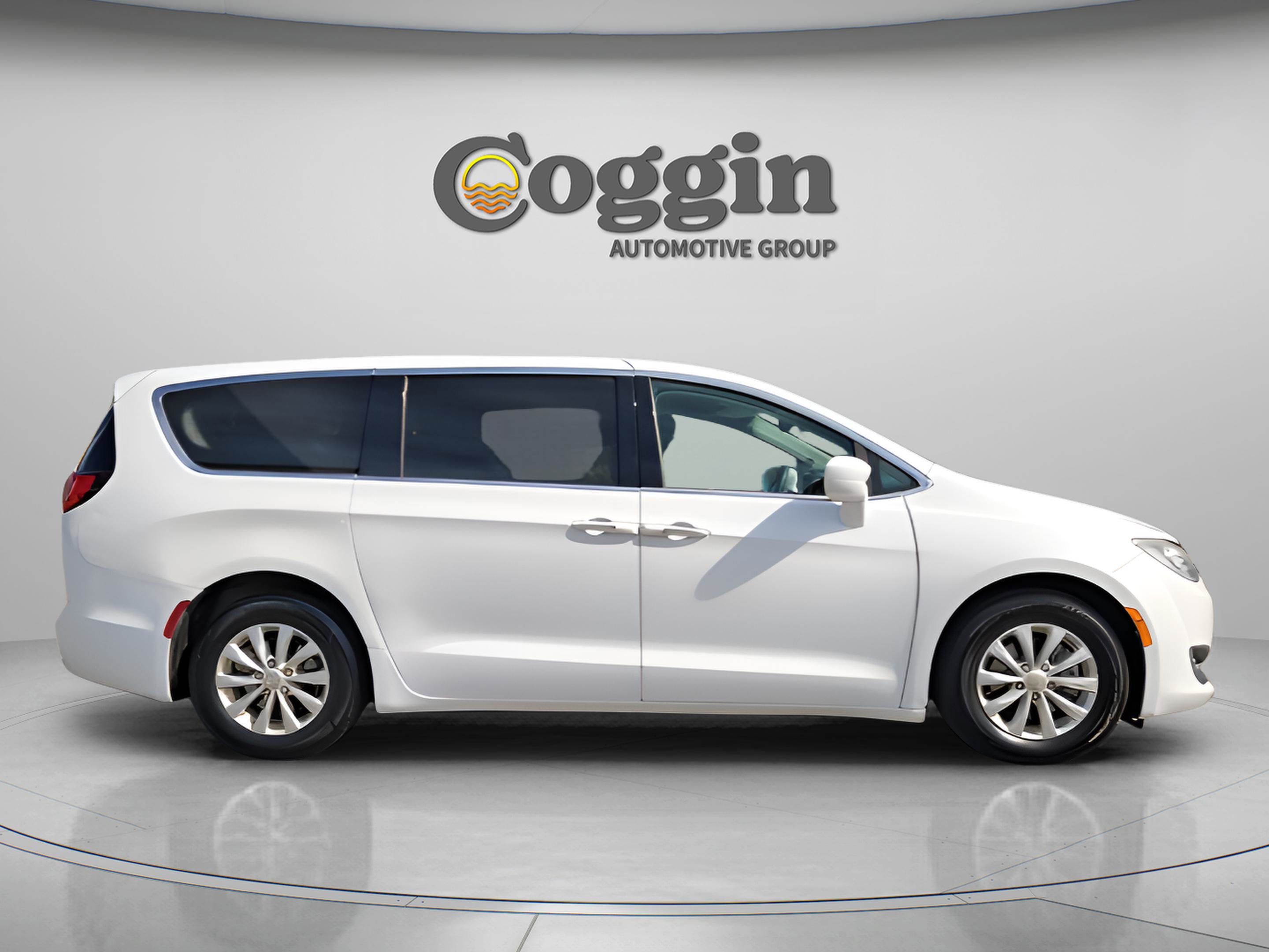 Used 2019 Chrysler Pacifica Touring Plus image 4