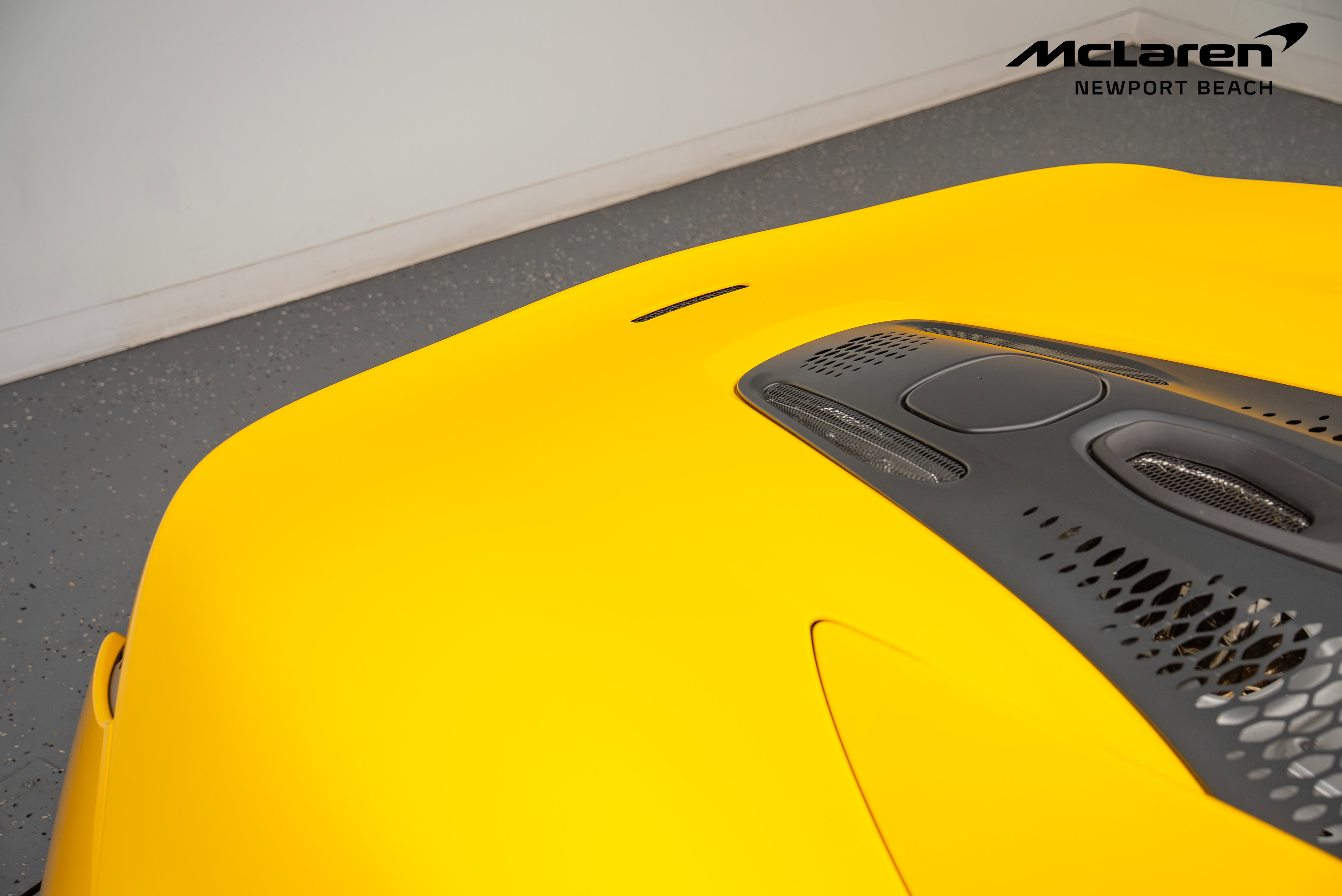 Used 2024 McLaren Artura RWD image 6