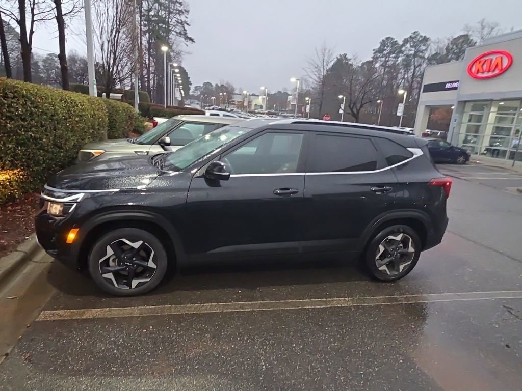 Used 2024 Kia Seltos EX image 2