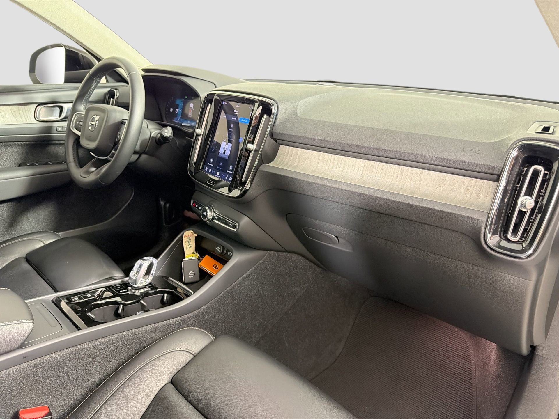 Certified 2023 Volvo XC40 B4 Plus w/ Protection Package Premier image 29