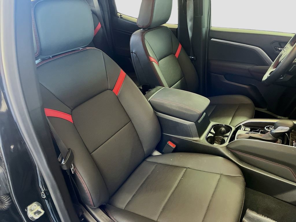 Used 2025 Chevrolet Colorado Z71 w/ Technology Package AWD/4WD image 28