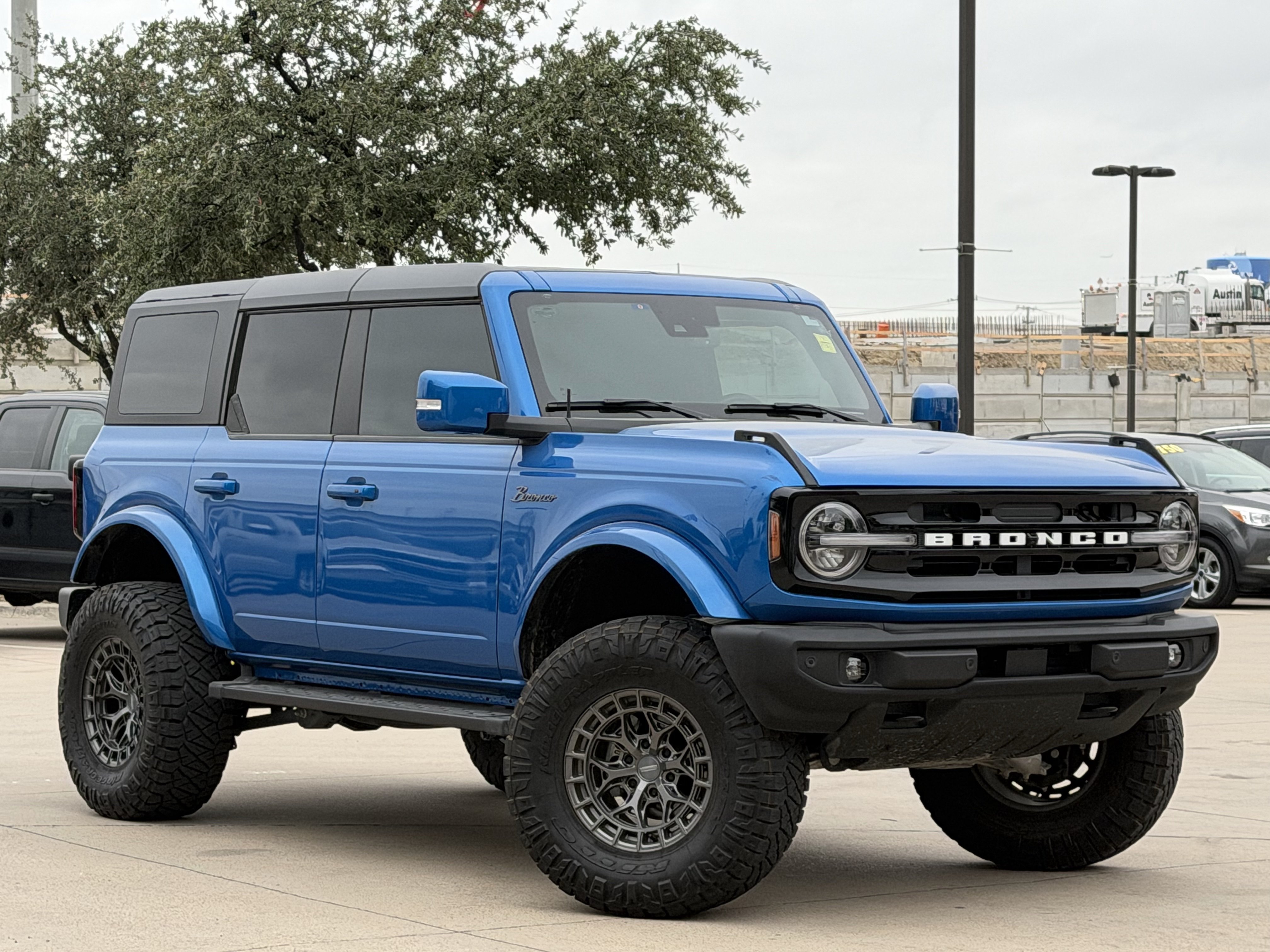 Used 2024 Ford Bronco Outer Banks AWD/4WD image 2