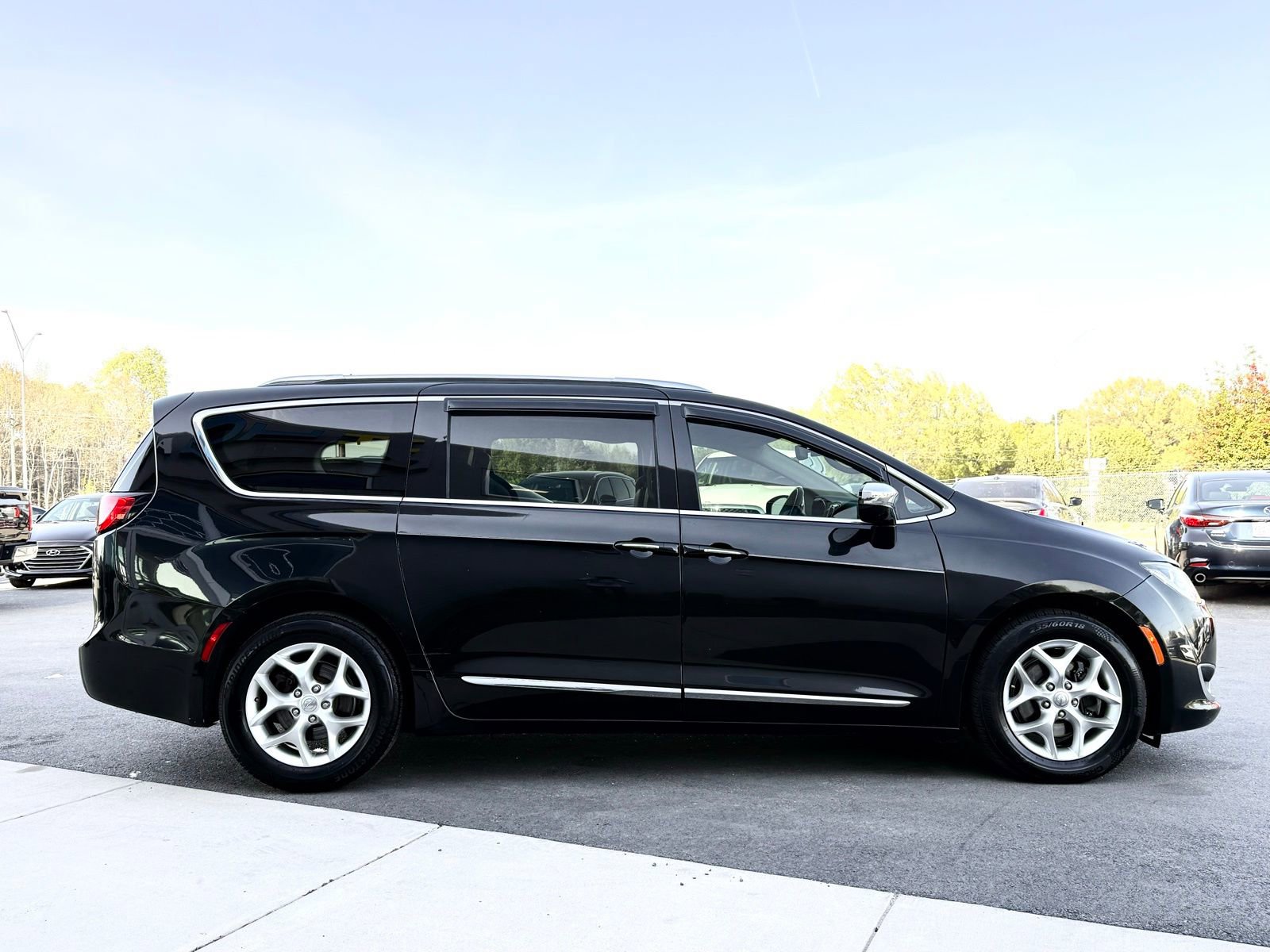 Used 2020 Chrysler Pacifica Limited FWD image 10