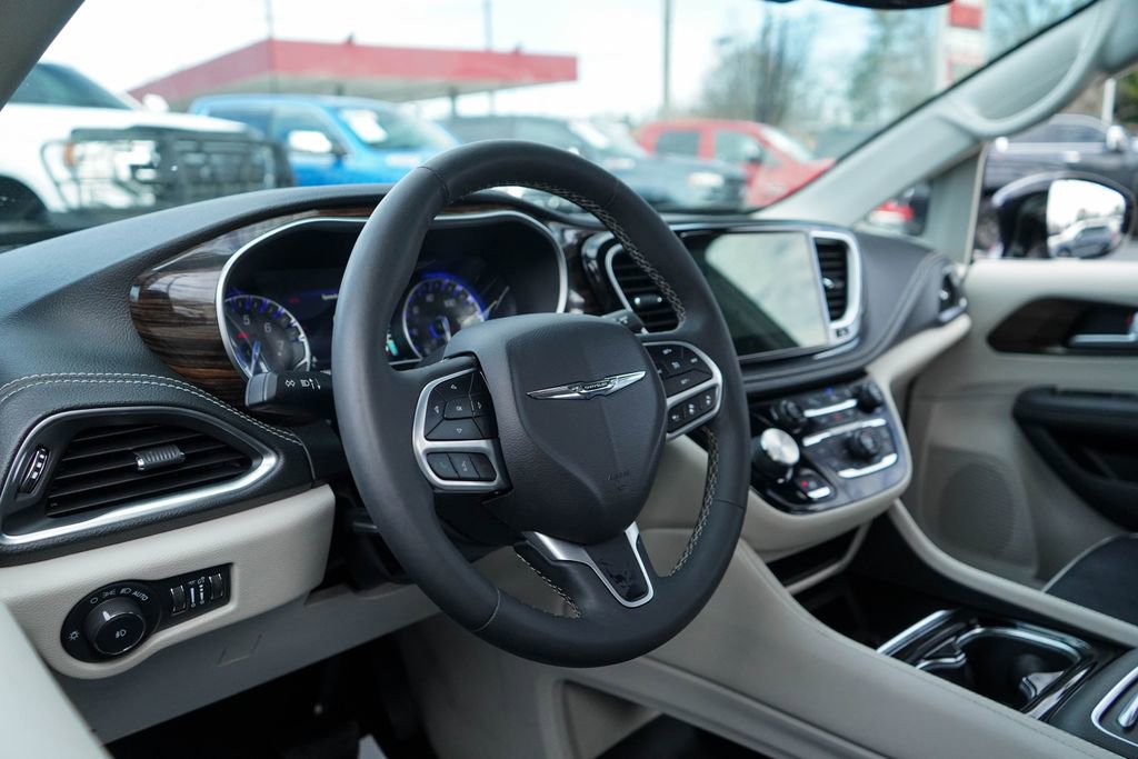 Used 2024 Chrysler Pacifica Limited image 6