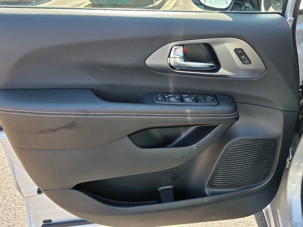 New 2026 Chrysler Pacifica Select image 12