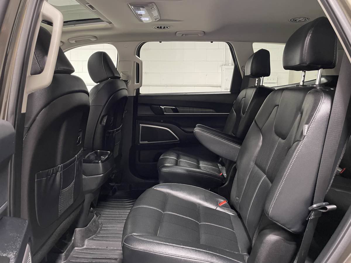 Used 2024 Kia Telluride EX w/ EX Captain's Chair Package AWD/4WD image 16