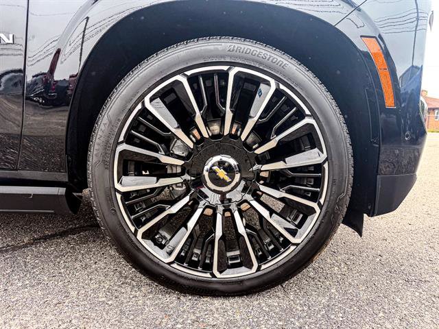 Used 2025 Chevrolet Suburban High Country AWD/4WD image 12