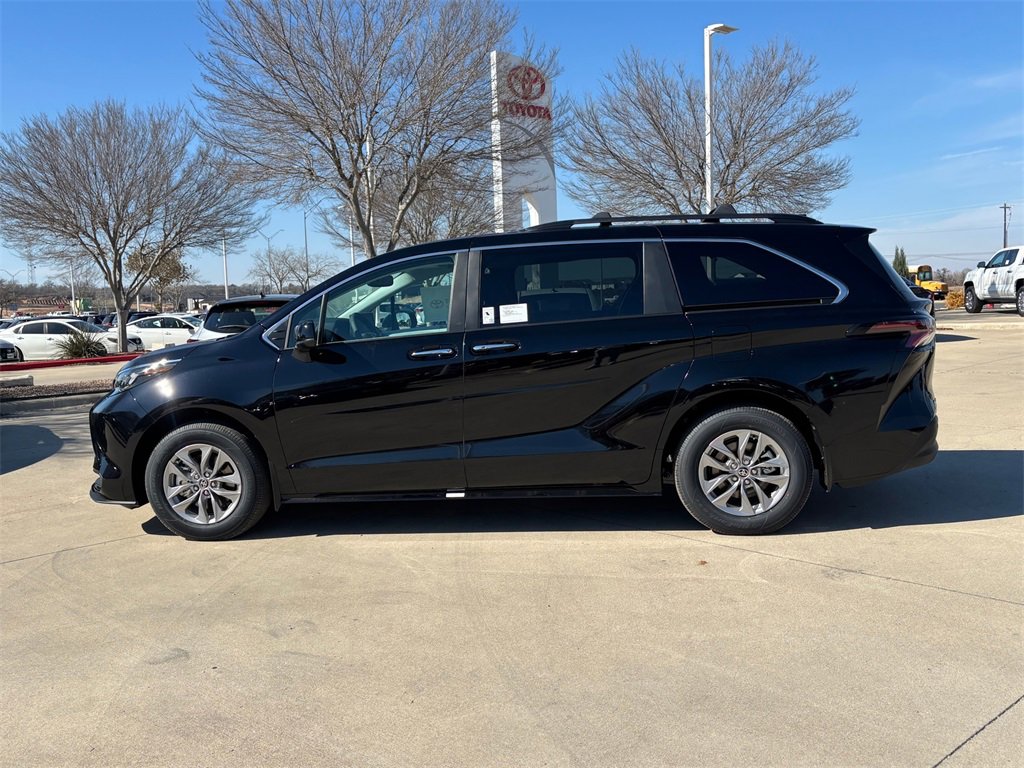 New 2026 Toyota Sienna XLE image 2